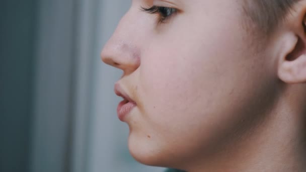 Profilo facciale di un adolescente aggressivo parlante con denti ingialliti. 4K. Da vicino. — Video Stock
