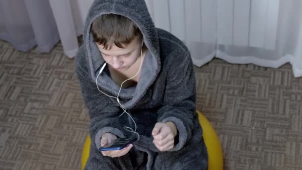 조심성 있는 어린이의 춤 - 스마트폰을 사용하여 헤드폰으로 음악을 즐겁게 듣는다 — 비디오