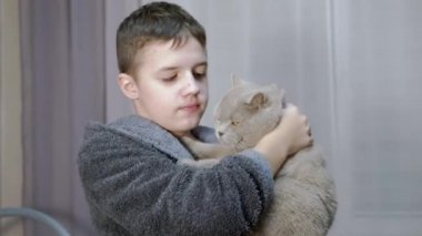 Gülümseyen Çocuk Kucaklıyor, Kucaklıyor, Yumuşak Kediyi Odasında Öpüyor. 4K
