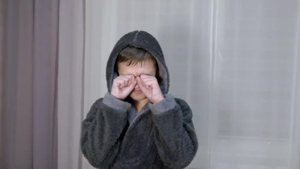 Crying Screaming Child se frota los ojos con las manos con los puños. 4K. De cerca. — Vídeo de stock