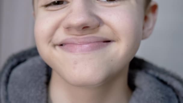 Retrato de Rosto Sorrindo Happy Laughing Boy Olhando para a câmera. Close-up — Vídeo de Stock