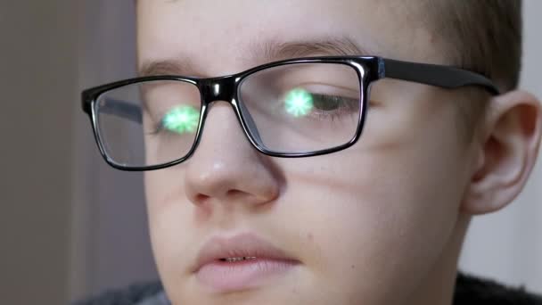 Trött Sad Child i glasögon med nedsänkta ögon, hängande blick blickar ner, suckande — Stockvideo