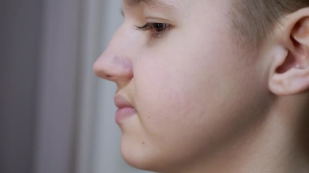 Perfil do rosto de um adolescente descontente falante movendo seus lábios. 4K. Close-up — Vídeo de Stock