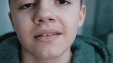 Yorgun, Uykucu Çocuk ağzını iyice açıyor, Esniyor Dişlerini, Dilini gösteriyor