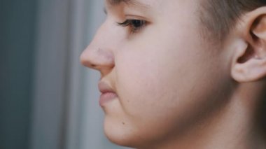 Dudaklarını oynatan hoşnutsuz bir gencin yüz profili. 4 bin. Yakın plan.