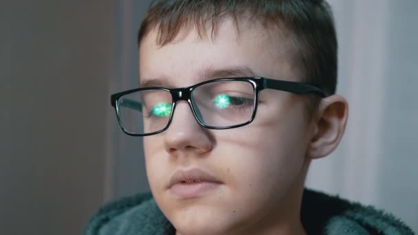Fatigué enfant triste dans les lunettes avec les yeux abattus, le regard tombant regarde vers le bas, soupirant — Video
