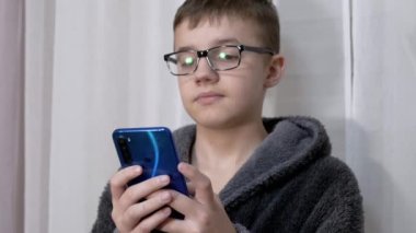 Akıllı Çocuk, Akıllı Telefonla Mobil Uygulamada Video İzliyor. Kapat.