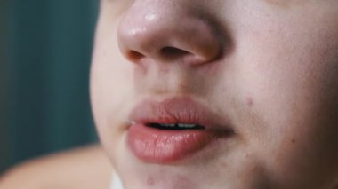 Hareketli Ağzı olan Çocuk Surat 'ı yakın plan çek Lips. Yakınlaştır. Yavaş çekim.