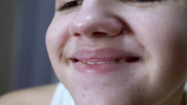 Nahaufnahme von Lippen und Mund eines Kindes mit einem schönen breiten Lächeln mit Zähnen — Stockvideo