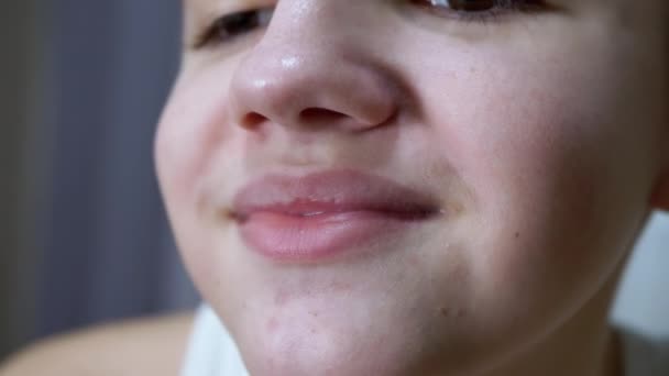 Großaufnahme der Lippen, der Mund eines Kindes mit einem schönen breiten Lächeln im Gesicht. Lächeln — Stockvideo