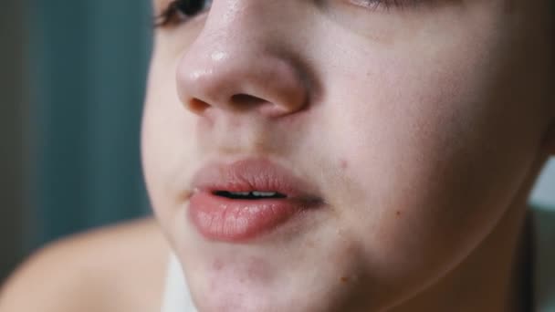 Közelkép egy mozgó szájú gyerekarcról, Lips. 4K. Lassított mozgás. — Stock videók