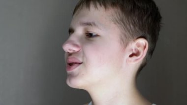 Gülümseyen Gençlerin Aşağı Bakışları 'nın yüz profilinin yakın çekimi. Yan Görünüm
