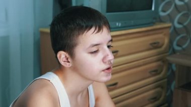 Gülümseyen Gençlerin Odadan Aşağı Bakışlarının Yüz Profili