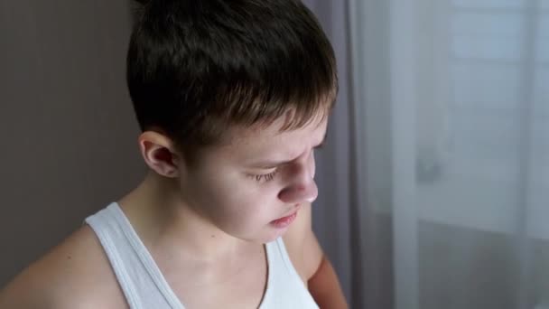 Porträtt av ett skuldbelagt, talande barn, tittar ner på golv med nedsänkta ögon. — Stockvideo