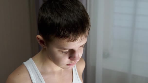 Portré egy bűnös, beszélő gyermekről, aki lesütött szemmel néz le a padlóra. — Stock videók
