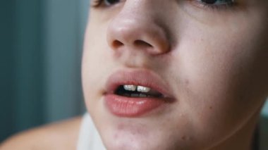 Face, Lips ve Cildi Sivilceli Konuşan Bir Genç 'in Ağzı