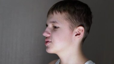 Gülümseyen Gençlerin Aşağı Bakışları 'nın yüz profilinin yakın çekimi. Yan Görünüm