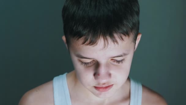 Portret winnego, mówiącego dziecka, patrzącego w dół na podłogę z przygnębionymi oczami. — Wideo stockowe