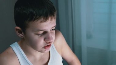 Öfkeli çocuk gergin bir şekilde bağırıyor, konuşuyor, yere bakıyor. 4 bin. Kapat.