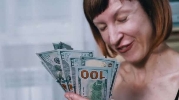 Rolig ansiktsuttryck av glad galen kvinna räkna 100 dollarsedlar. — Stockvideo