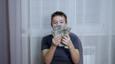 Mutlu Gülen Gençler Odaya Çok Para Döker. 4 bin. Kapatın. Yavaş çekim