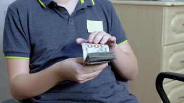 Başarılı Gençler Odada Bir Yığınla 100 Dolarlık Faturayı Sayar. Yakınlaştır. Kapat.