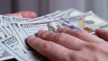 Kadın Elleri Odaya 100 Dolarlık banknotlar saçar. Yavaş çekim