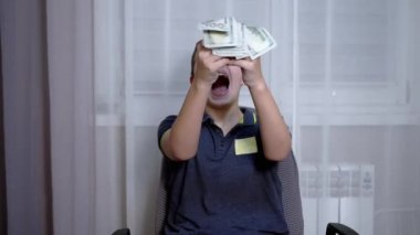 Mutlu Gülen Gençler Odaya Çok Para Döker. Ağır çekim. Kapat.