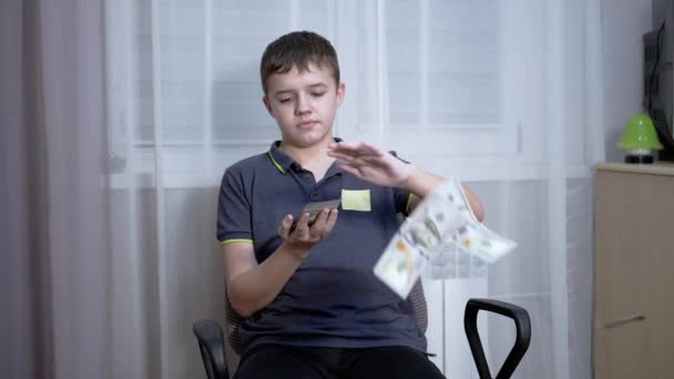 Επιτυχημένος έφηβος σκορπίζει πολλά 100δόλαρα, ενώ κάθεται σε μια καρέκλα — Αρχείο Βίντεο