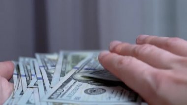 Kadın Elleri Odaya 100 Dolarlık banknotlar saçar. Yavaş çekim