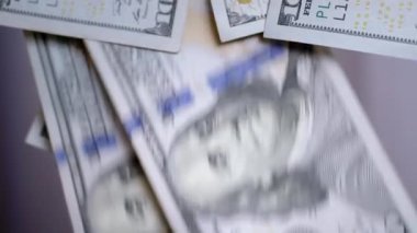 Bir sürü Düşen, Uçan 100 Dolarlık Amerikan Banknotları Bulanık bir arka planda