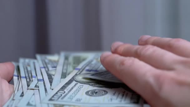 Vrouwelijke handen Verspreid een pak van 100 dollar rekeningen in de kamer. Langzame beweging — Stockvideo