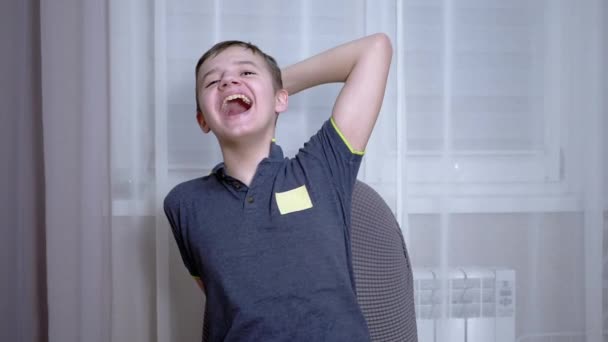 Retrato de uma criança risonha feliz com um sorriso largo com dentes e boca aberta — Vídeo de Stock