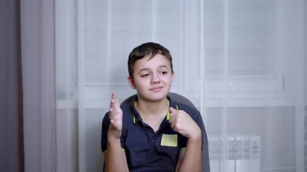 Pensive znuděné dítě ukazuje hrozivé gesto, bije pěstí na dlani — Stock video