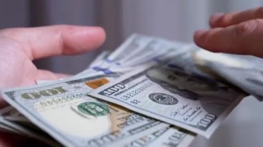 Kadın Elleri Odaya 100 Dolarlık banknotlar saçar. Yavaş çekim