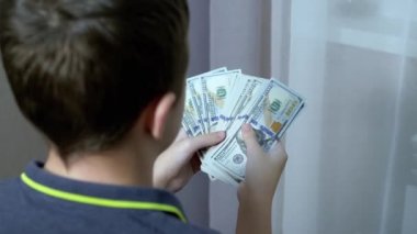 Başarılı Gençler Odada Bir Yığınla 100 Dolarlık Faturayı Sayar. Geriye bak. Büyüt