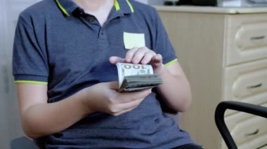 Başarılı Gençler Odada Bir Yığınla 100 Dolarlık Faturayı Sayar. 4 bin. Kapat.