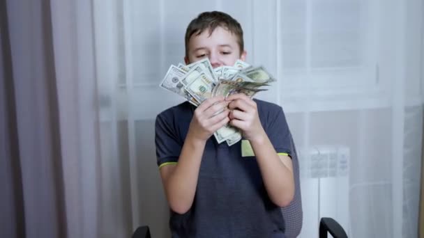 웃는 십 대 청소년은 행복하게 방에 돈을 많이 뿌린다. 4K 입니다. 닫아. 느린 동작 — 비디오