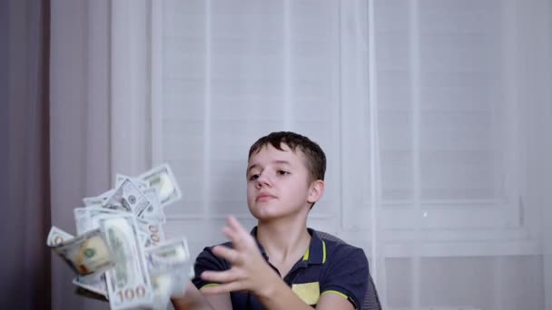 Happy Teenager Catching with Hands Falling 100 Dollar Bills Latające na głowie — Wideo stockowe