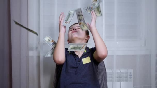 Glad tonåring fånga med händerna faller 100 Dollar Bills Flying på huvudet — Stockvideo