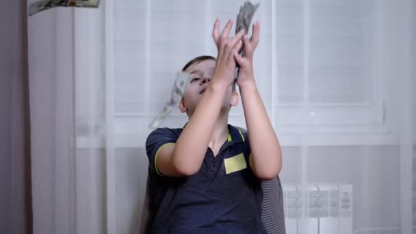 Happy Teenager Catching with Hands Falling 100 Dollar Bills Latające na głowie — Wideo stockowe