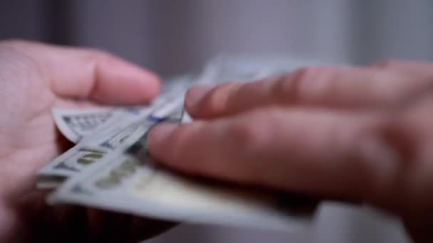 Ženské ruce Rozptyl balíček 100 dolarů bankovky v místnosti. Zpomalený pohyb — Stock video