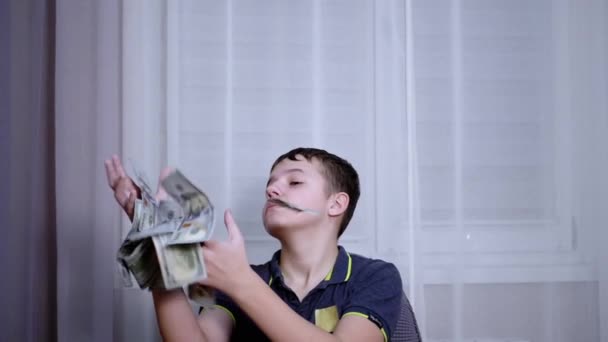 Feliz adolescente atrapando con las manos cayendo 100 dólares facturas volando sobre su cabeza — Vídeo de stock