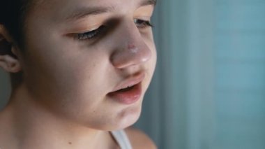 Gülümseyen Gençlerin Aşağı Bakışları 'nın yüz profilinin yakın çekimi. Yan Görünüm