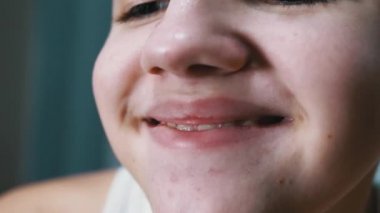 Dişleriyle Güzel Geniş Gülümseyen Bir Çocuğun Ağzı ve Dudaklarının Yakın Çekimi