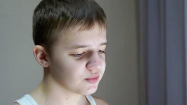 Gülümseyen bir gencin yüz profilinin yakından çekilmiş hali. Yan Görünüm