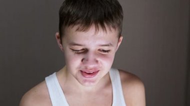 Gülümseyen Gençlerin Aşağı Bakışları 'nın yüz profilinin yakın çekimi. Ön Görünüm