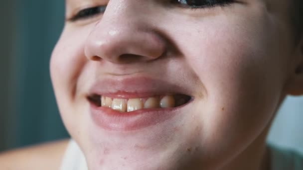Närbild av läppar och mun på ett barn med ett vackert brett leende med tänder — Stockvideo