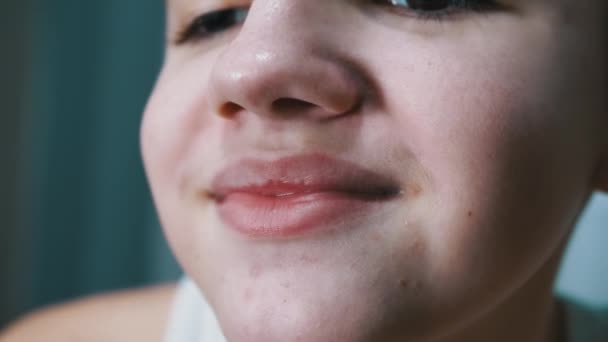 Close-up Lips, Mond van een kind met een mooie brede glimlach op zijn gezicht. Glimlach — Stockvideo