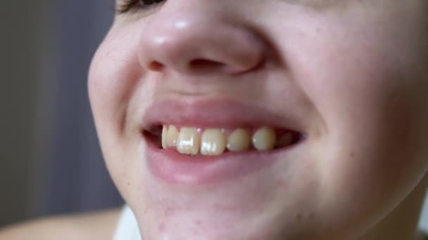 Κοντινό πλάνο των χειλιών και του στόματος ενός παιδιού με ένα όμορφο πλατύ χαμόγελο με δόντια — Αρχείο Βίντεο